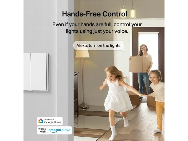Kinder rennen, Frau trägt Paket. Smart-Home-Schalter & Sprachsteuerung.