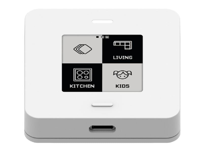 Un dispositivo smart home bianco con schermo che mostra quattro stanze: camera, salotto, cucina, bambini.