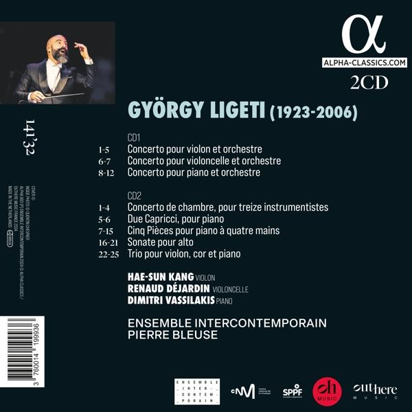 Ein Dirigent hebt die Hand, vor dem Hintergrund eines CD-Covers mit Musikernamen.