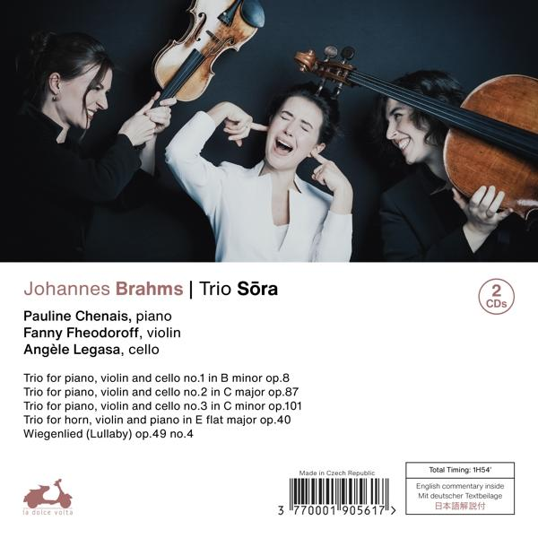 Albumcover von Musikern, die Instrumente spielen, einer mit Fingern in den Ohren, mit Text.