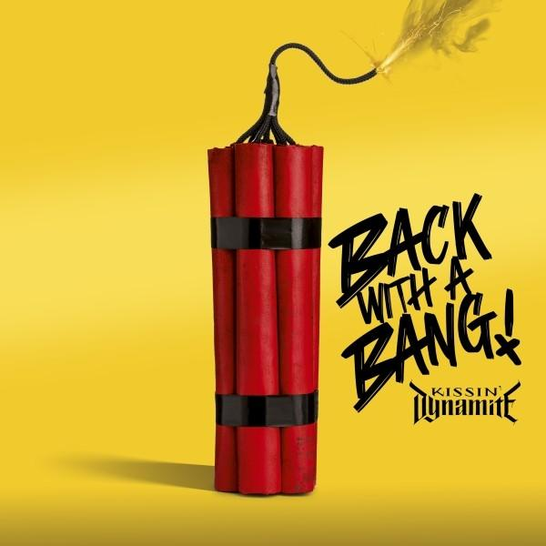 Dynamitbündel. Rote Stöcke mit schwarzen Bändern. Text 'BACK WITH A BANG!' auf gelbem Hintergrund.