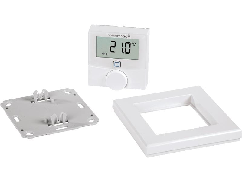Ein weißes Homematic Thermostat mit Display zeigt 21.0 Grad Celsius, daneben eine Wandhalterung und ein Rahmen.