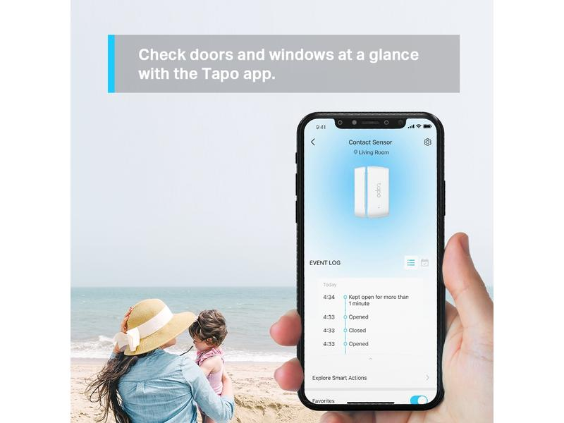 Eine Person am Strand, die ein Telefon mit einer App hält, die Home-Security-Funktionen zeigt.