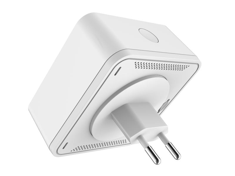 Ein weißer Smart-Home-Plug mit EU-Stecker vor weißem Hintergrund.