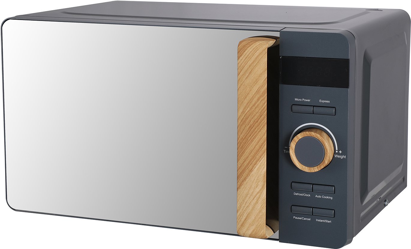 Un forno a microonde grigio con manico effetto legno e pannello di controllo su sfondo bianco.
