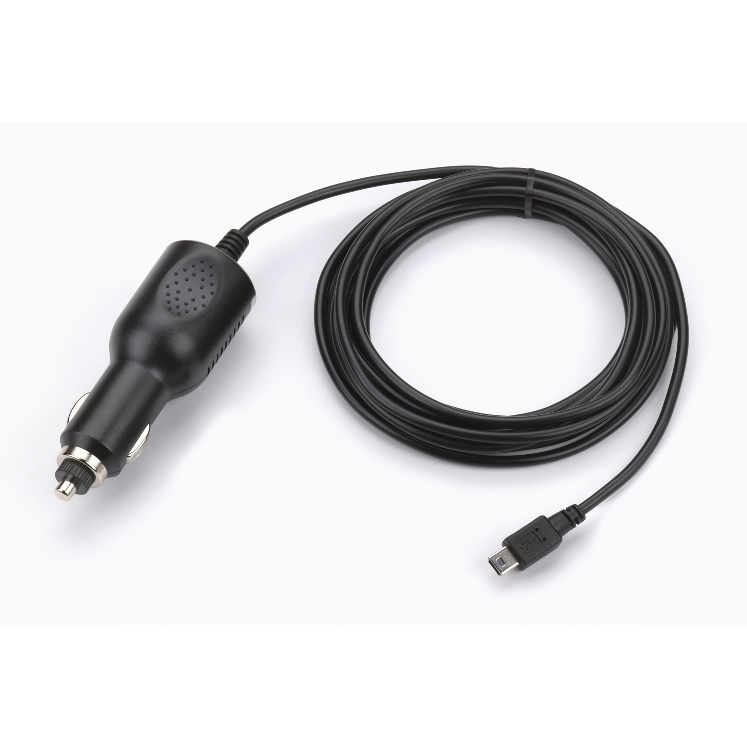 Chargeur de voiture noir avec un câble USB attaché. Fond blanc. Gros plan.