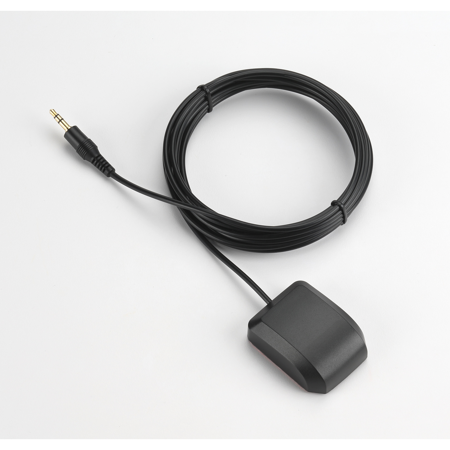Câble noir avec prise jack 3,5 mm et appareil rectangulaire noir, probablement une antenne GPS. Fond blanc.