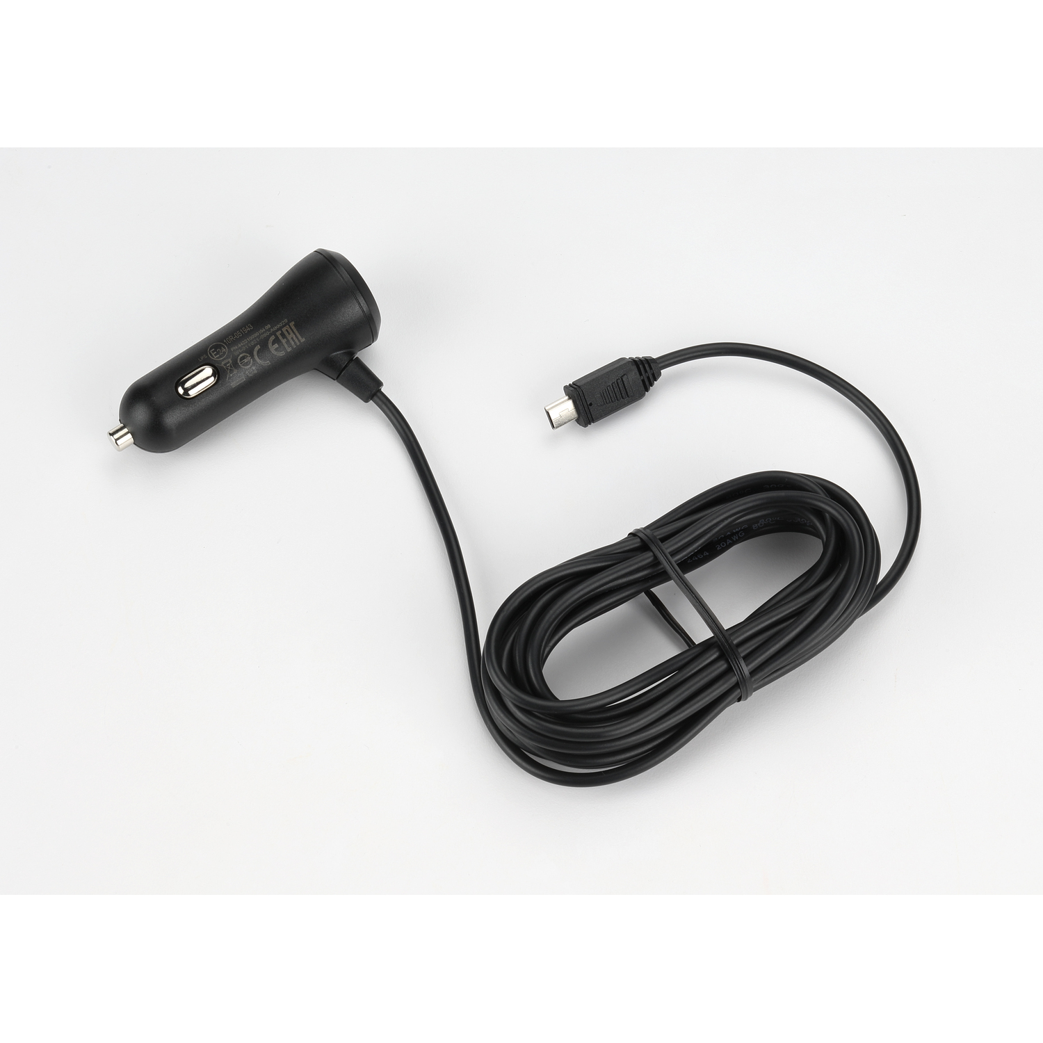 Un chargeur de voiture noir avec un câble USB-C. Le câble est enroulé. Le fond est blanc.