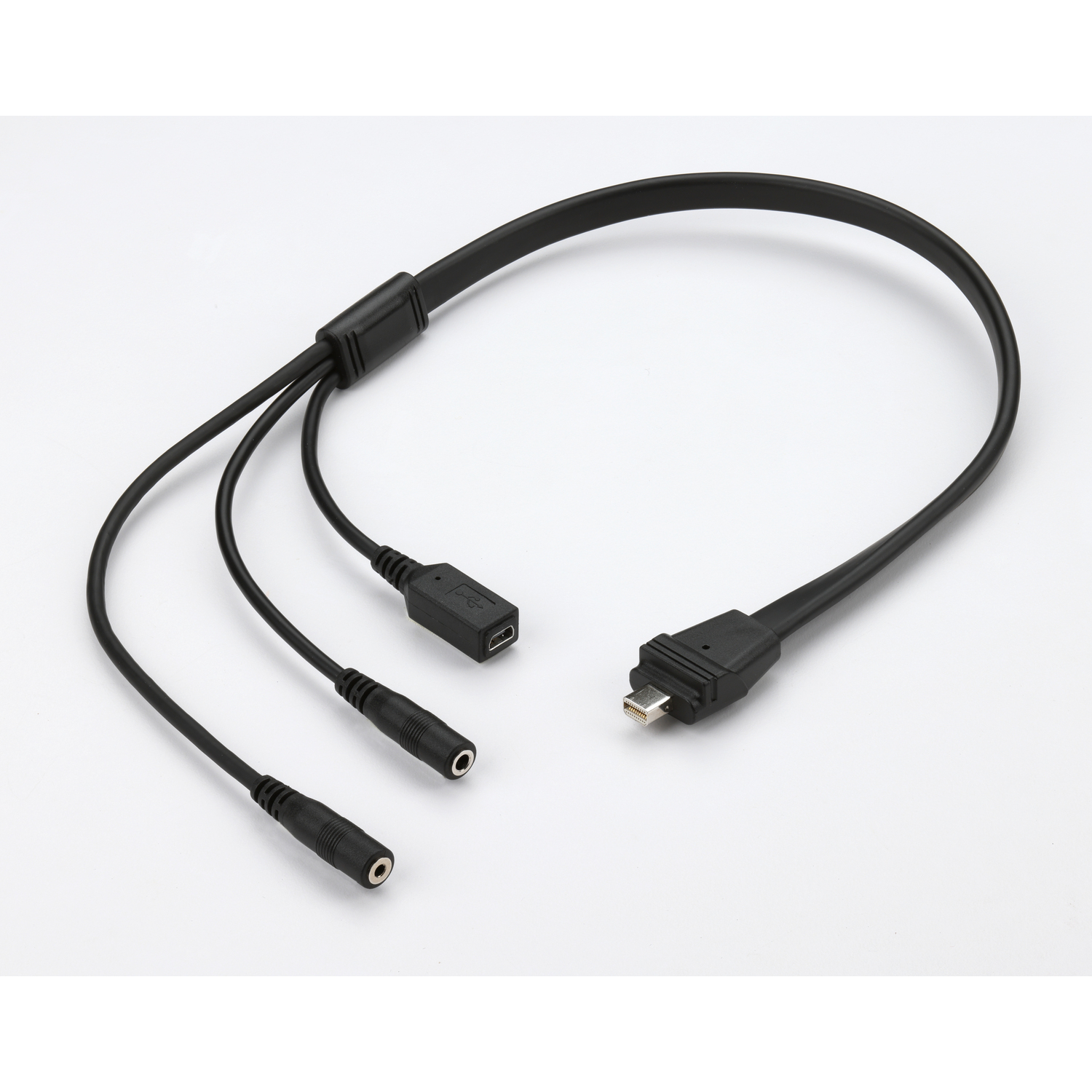 Câble USB noir et argent avec trois connecteurs jack audio noirs et un connecteur micro USB.