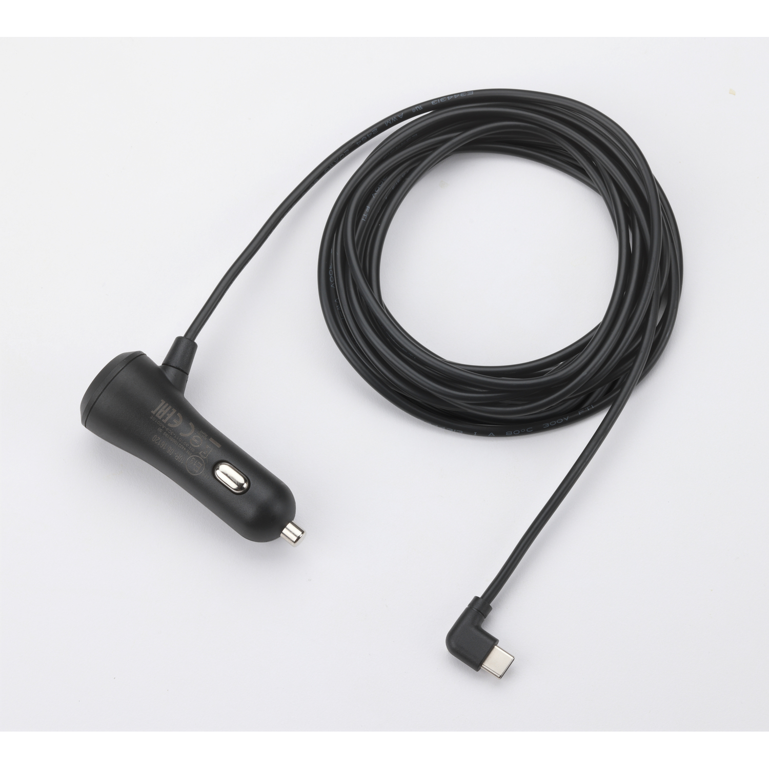 Zwarte autolader met USB-C-connector en opgerolde kabel. Witte achtergrond.