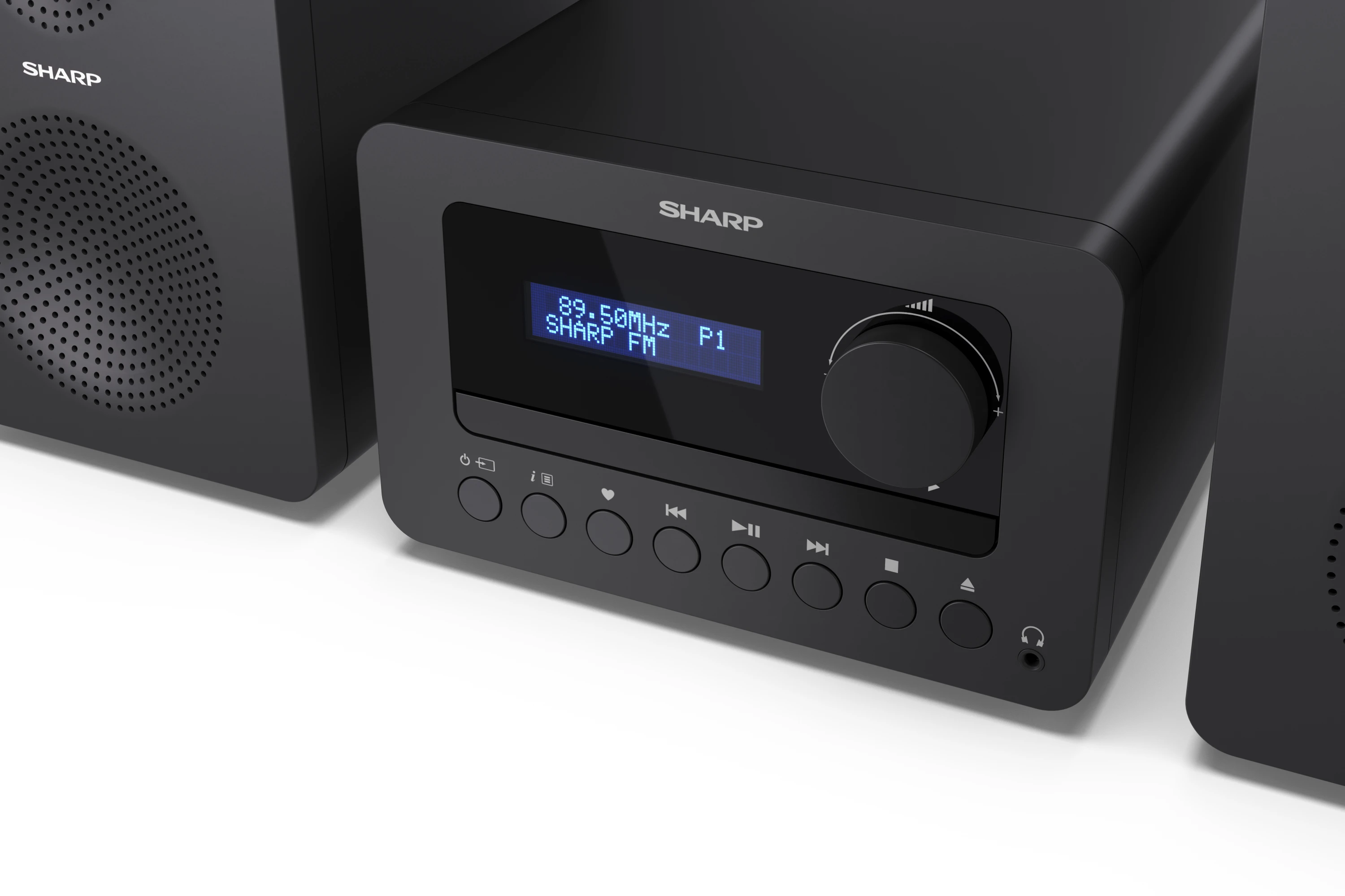 Fekete SHARP audiorendszer rádió kijelzővel és vezérlőgombokkal, izolálva.