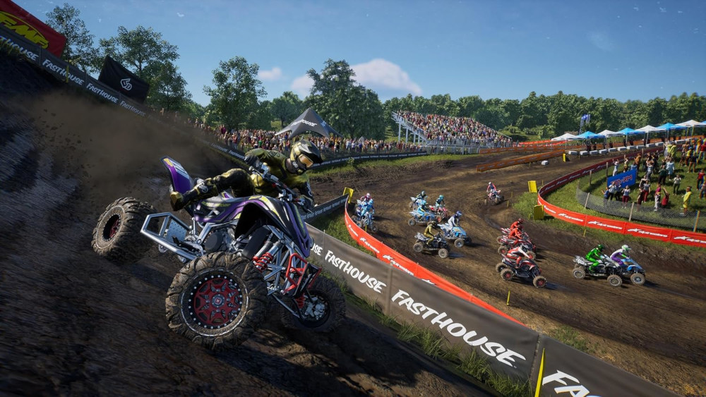 Offroad voertuigen racen op een zandbaan met publiek op de achtergrond.