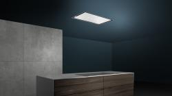 Luz de techo en una cocina. Se ven paredes grises y una isla de madera.