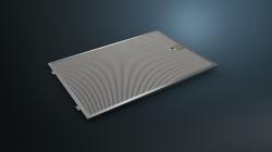 Una cubierta de ventilación plateada sobre un fondo azul oscuro. Rectangular con agujeros.