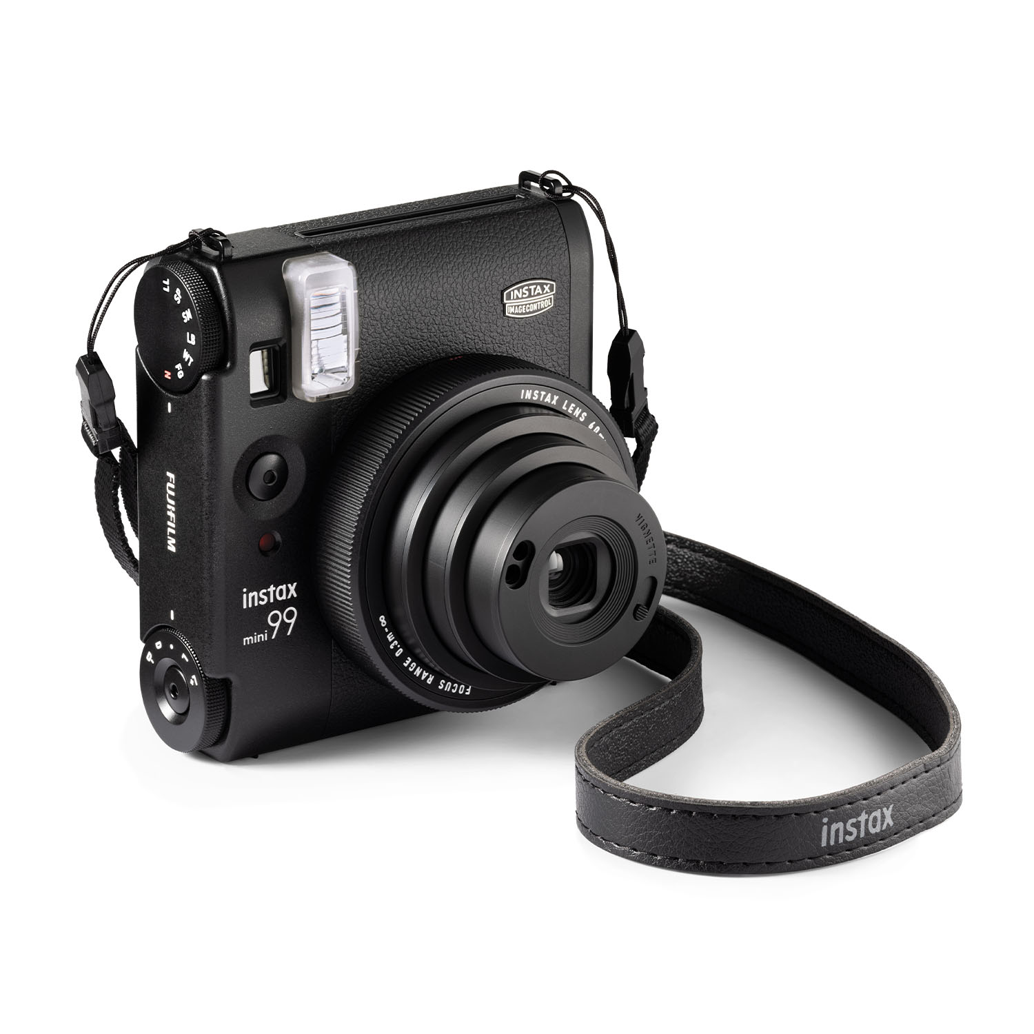 Una fotocamera Instax mini 99 nera, con obiettivo e cinturino neri. È su una superficie bianca.