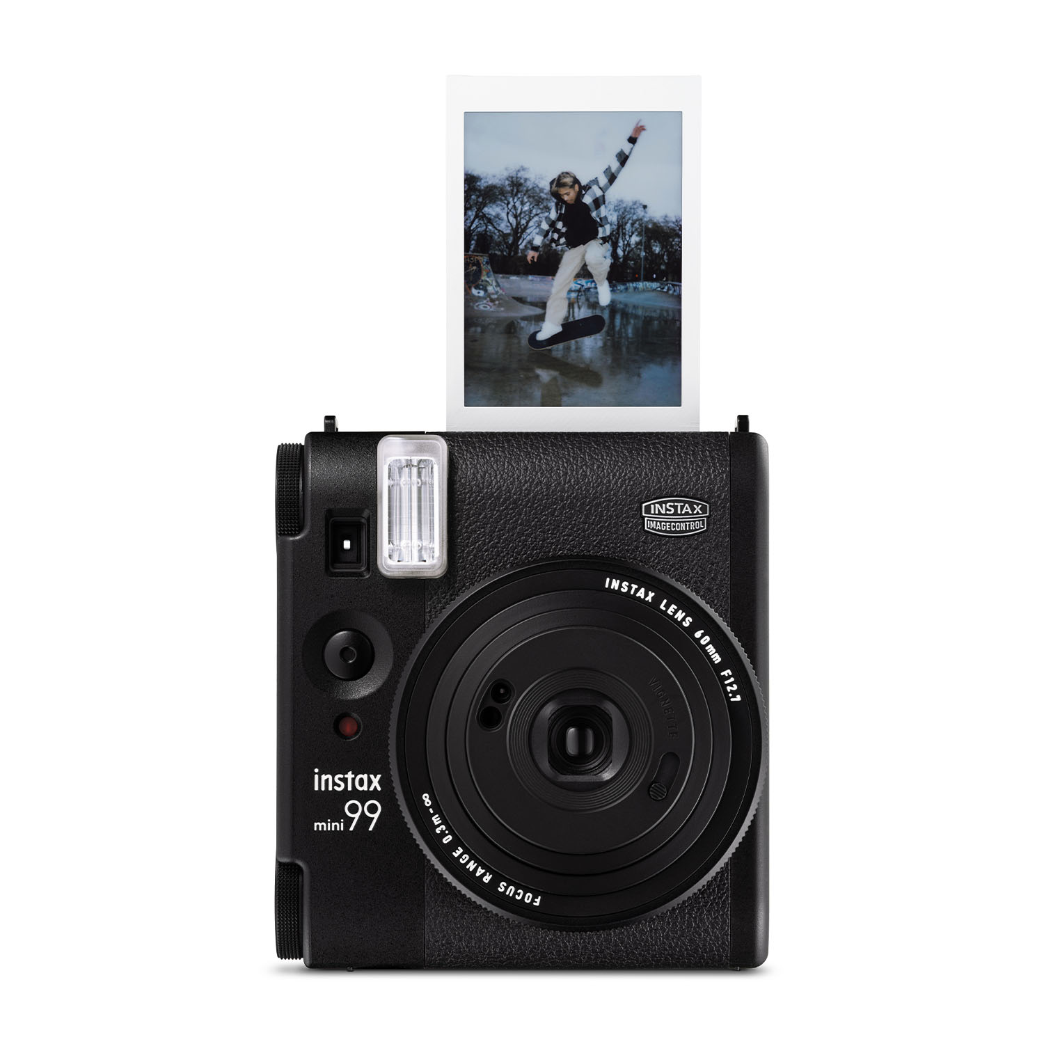 Fotocamera Instax Mini 99 nera con una foto di una persona sullo skateboard.