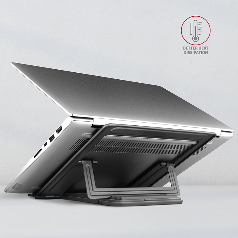 Laptop állványon, a jobb használat érdekében megdöntve. Az állvány szürke, fehér háttér előtt.
