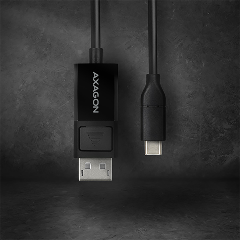 Két fekete USB kábel: USB-A a fekete AXAGON dobozhoz, a másik USB-C, sötét háttéren.