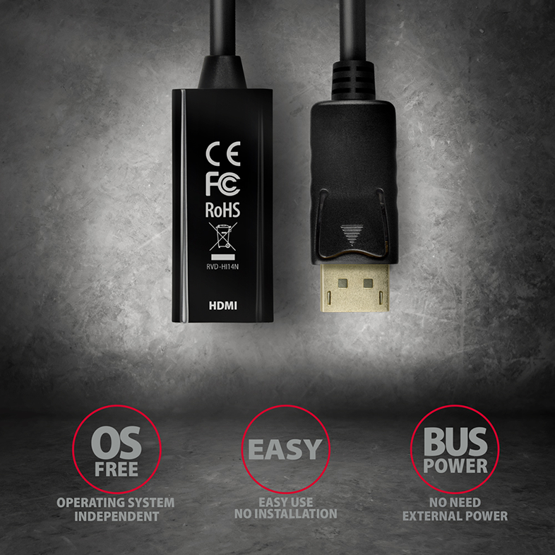 Két fekete HDMI-DP adapter közelképe. CE, RoHS és HDMI logók láthatók rajtuk. Fehér háttér.