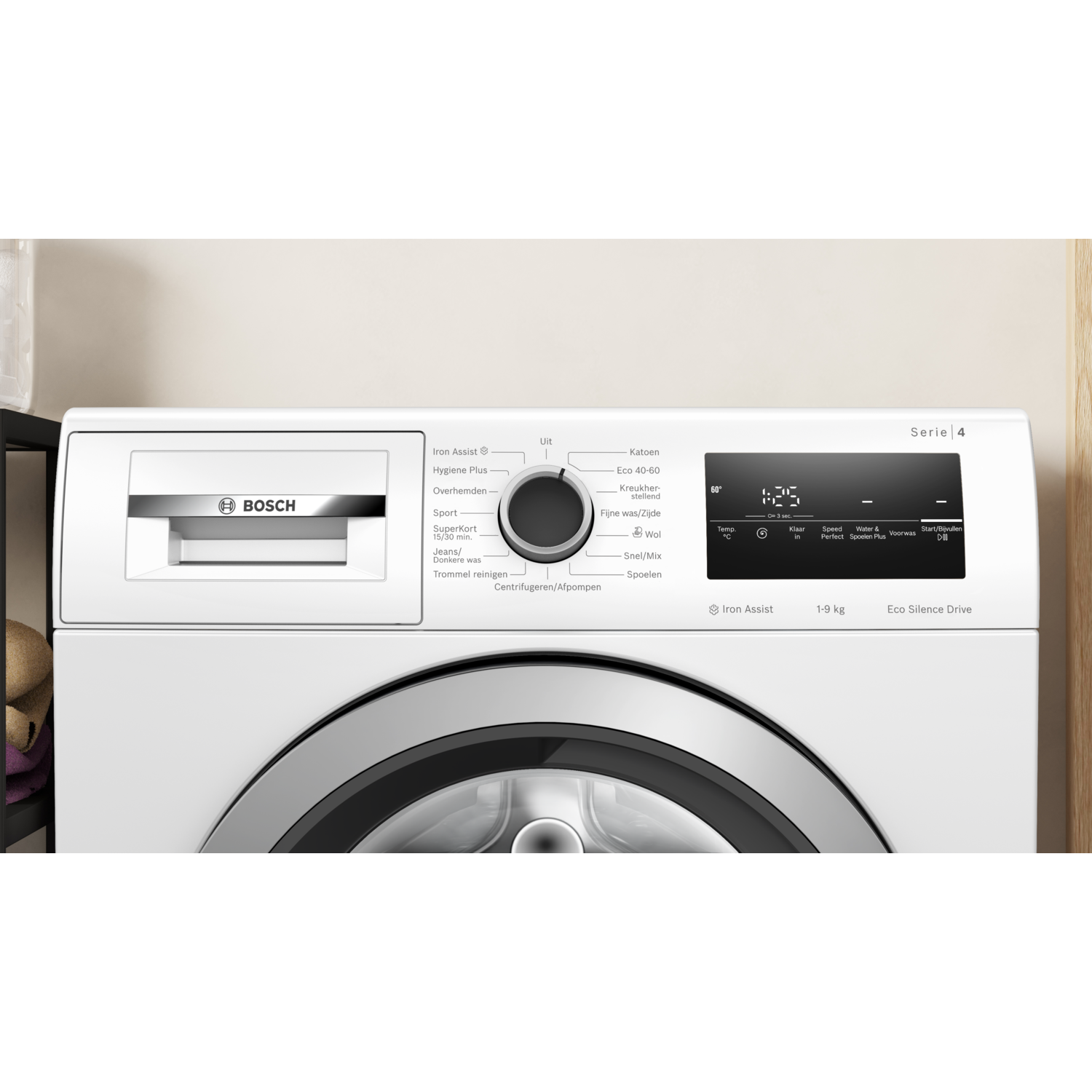Een wit voorpaneel van een wasmachine. Het heeft een display, knop en diverse bedieningsknoppen.