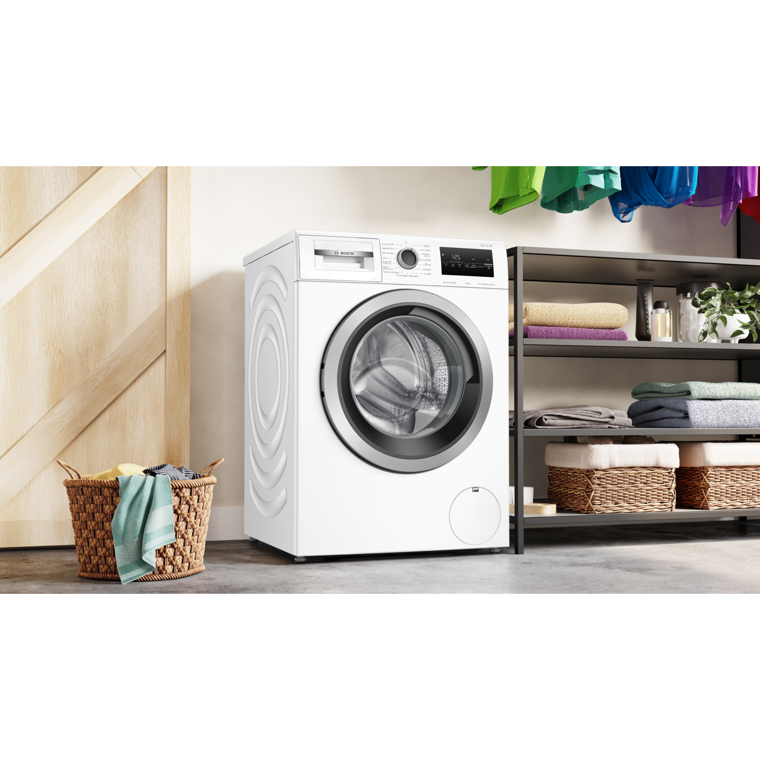Witte wasmachine, wasmand met handdoeken en planken met items in een kamer.