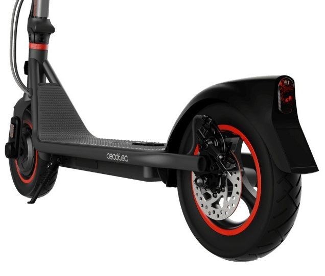 Widok z tyłu czarnej hulajnogi elektrycznej. Czerwone akcenty na kołach i błotniku. Widoczna czarna tarcza hamulcowa.