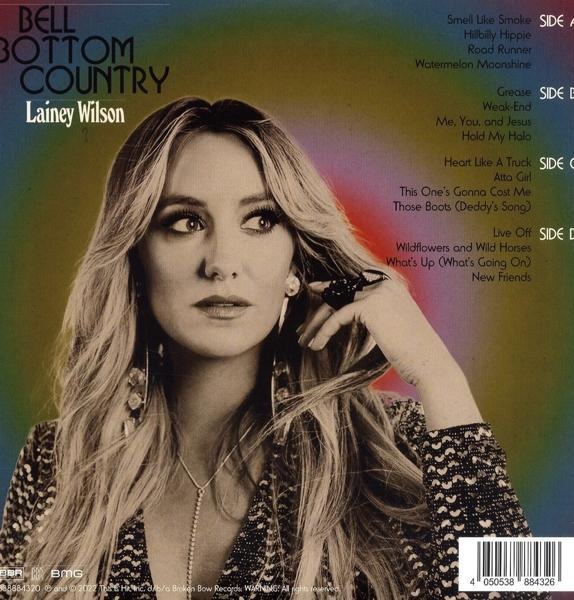 Albumcover von Lainey Wilson. Sie schaut in die Kamera, Albumdetails an der Seite.
