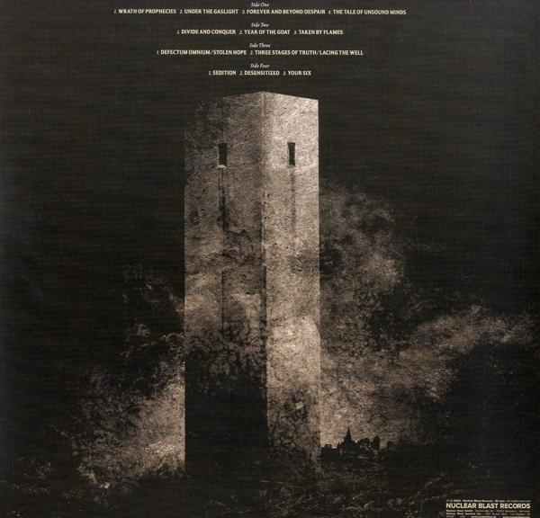 Ein monochromes Albumcover mit Songtiteln und einer hohen Steinstruktur in einem Sturm.