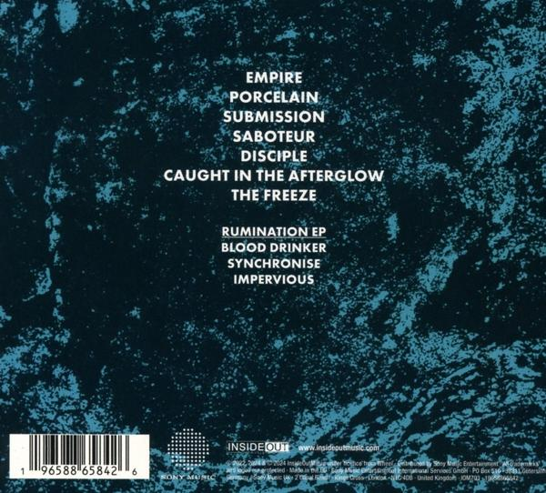 Rückseite eines Musikalbums mit Titelliste auf dunkelblauem Hintergrund, mit Barcode.