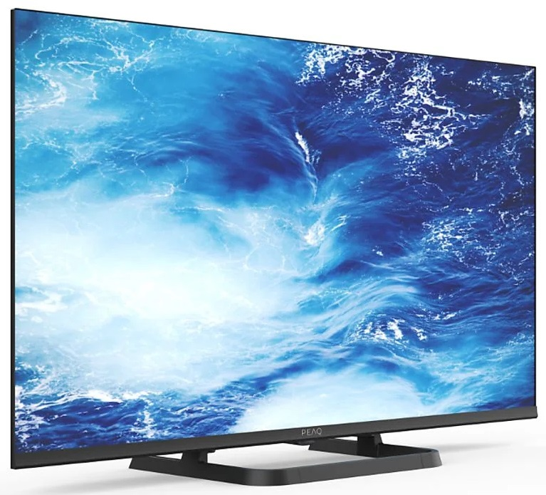 Duży telewizor z płaskim ekranem wyświetlający niebieski ocean z białymi falami.