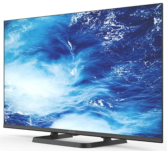 Duży ekran telewizora z niebieską wodą i czarną podstawą.