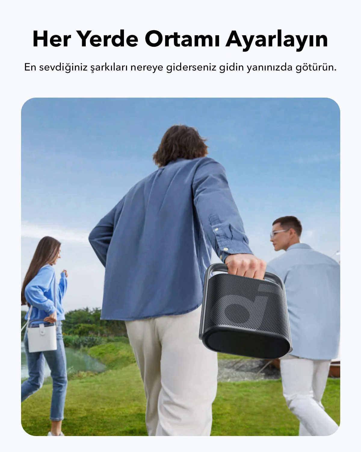 Dışarıda bir hoparlörle yürüyen üç kişi.