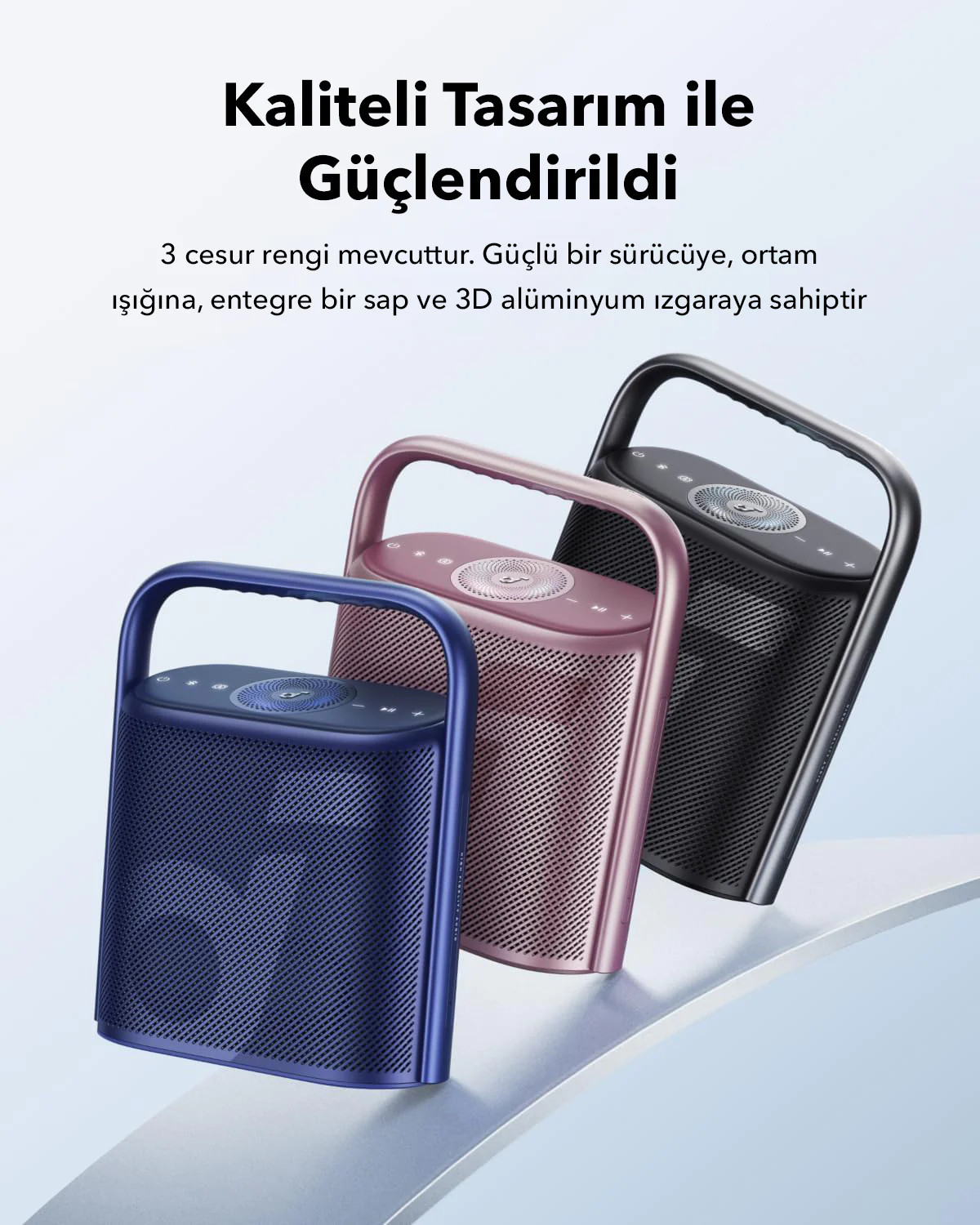 Mavi, pembe ve siyah renklerde üç hoparlör. Kulpları ve ağ benzeri ön yüzleri var.