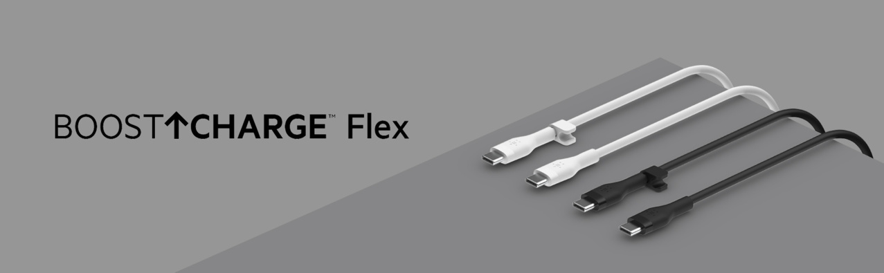 Gri bir yüzey üzerinde beyaz ve siyah üç şarj kablosu, Boost Charge Flex logosuyla.