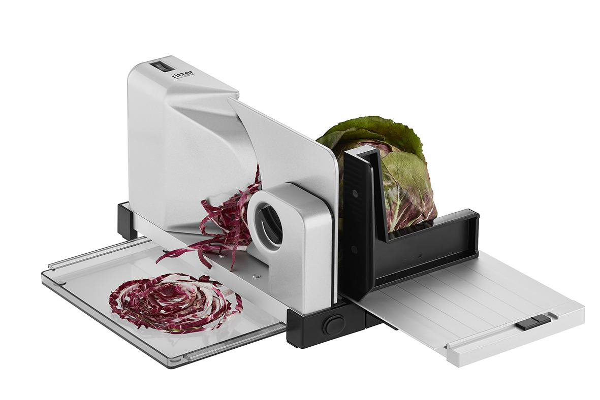 Silberner Lebensmittelschneider mit Rotkohl, der geschnitten wird, und einer Auffangschale.