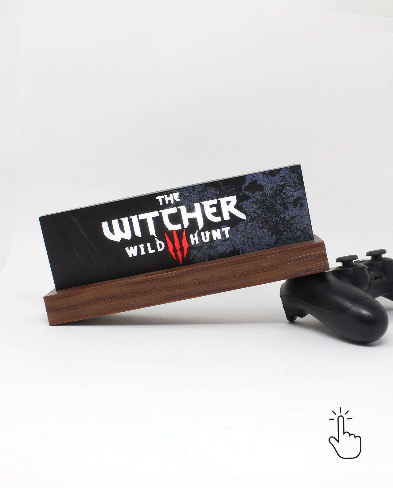The Witcher Wild Hunt Spielbox auf Holzständer. Zwei Controller im Bild.