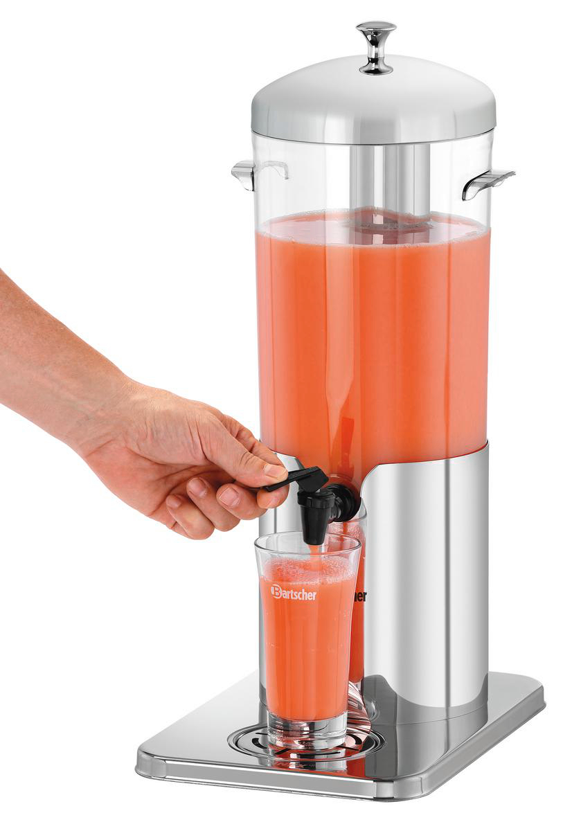 Eine Hand gibt Orangensaft aus einem Spender in ein Glas ab. Der Spender ist aus Edelstahl und klarem Kunststoff.