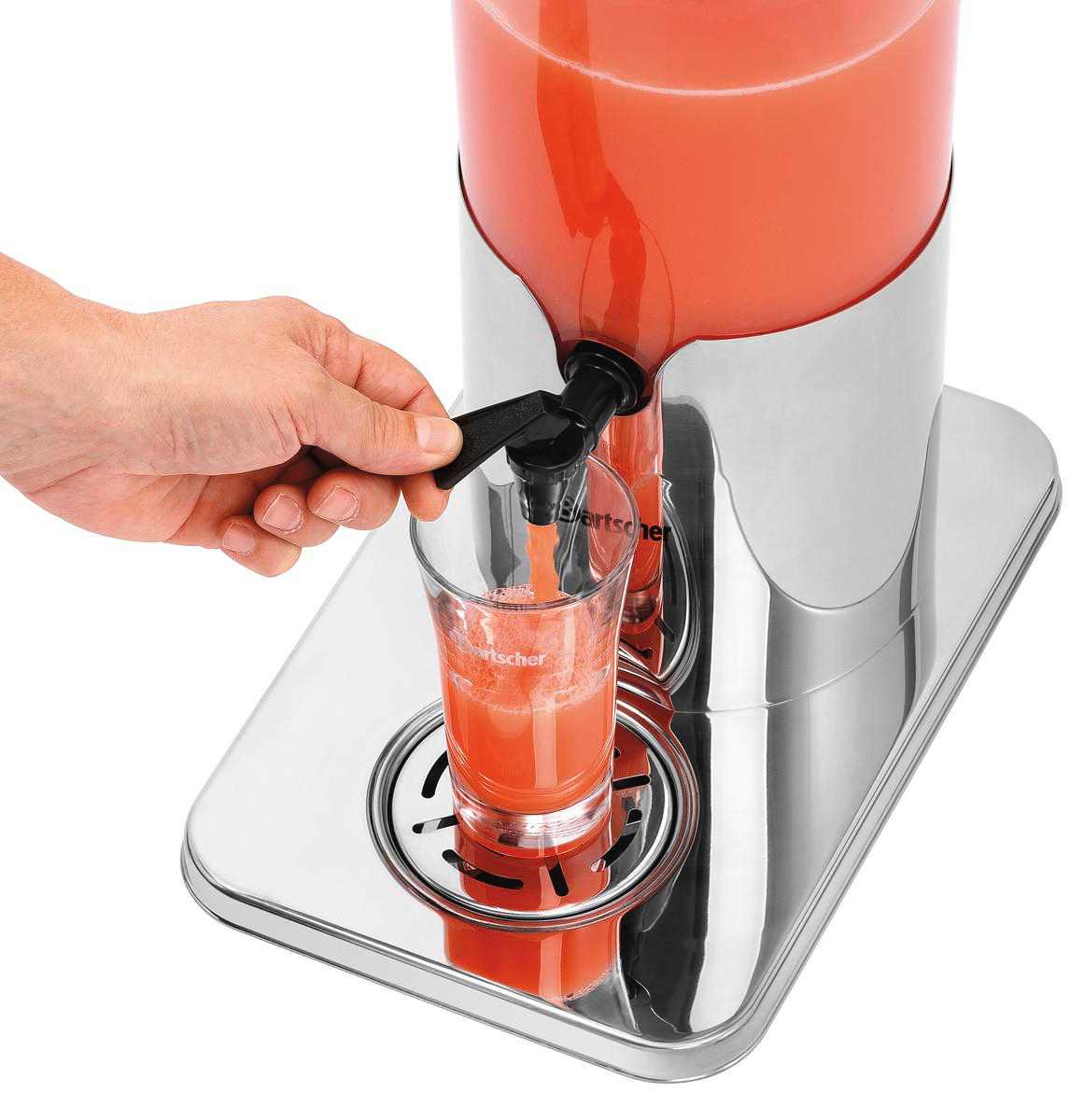Eine Hand gibt roten Saft aus einem Getränkespender in ein Glas. Der Spender ist aus Edelstahl.