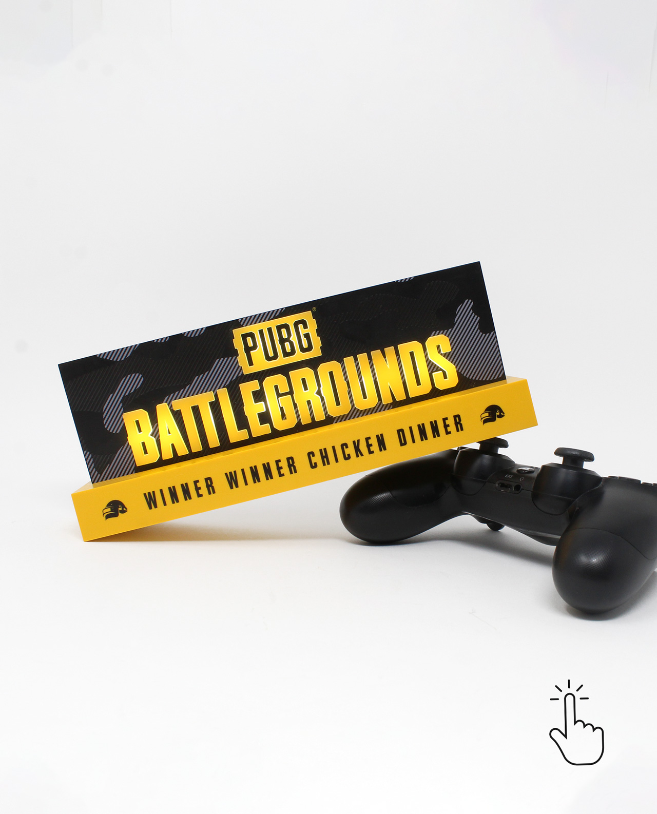 Ein PUBG Battlegrounds-Schild und ein schwarzer Gamecontroller auf weißem Hintergrund. Klick-Hand-Symbol.