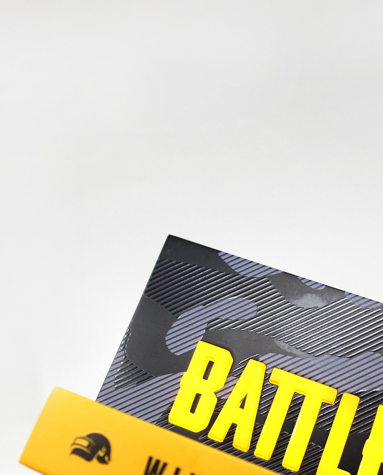 Eine Ecke eines gemusterten Buchcovers mit gelbem Text: BATTLE.