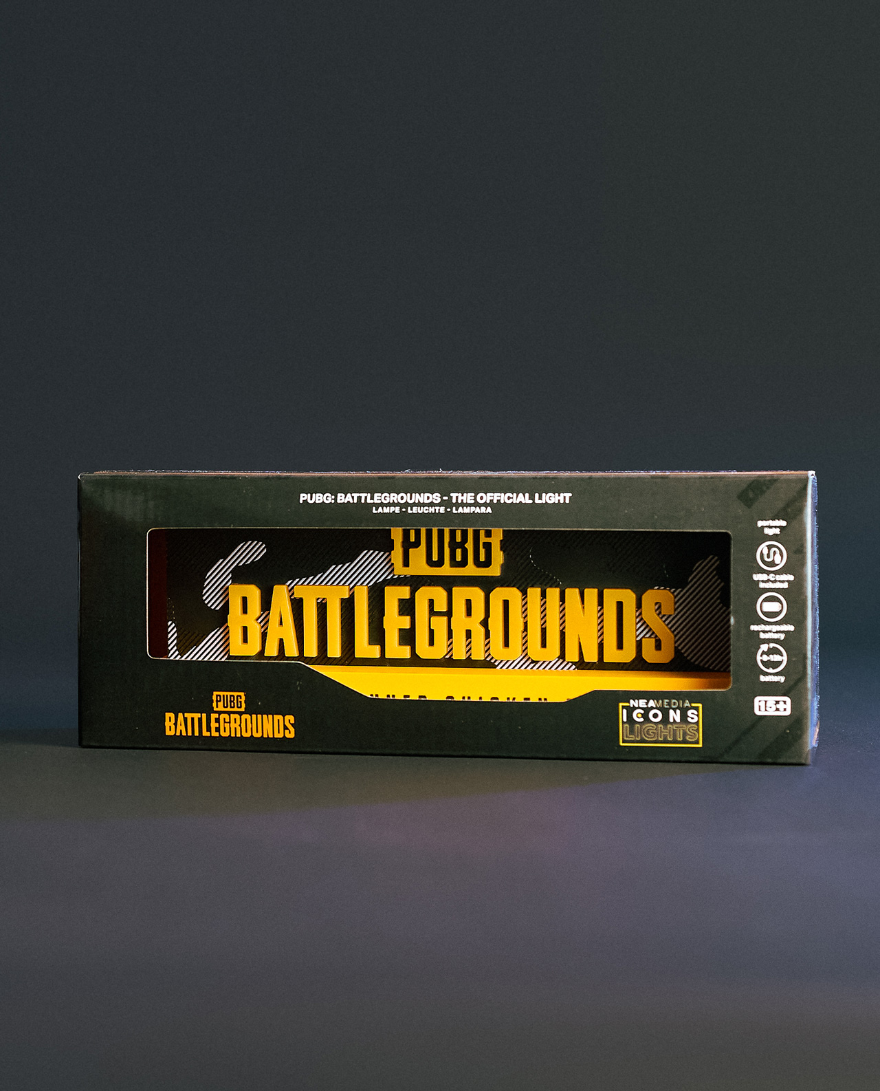 Eine PUBG Battlegrounds-Box mit dem Logo des Spiels. Es ist eine schwarze Box mit gelbem Text und Design.