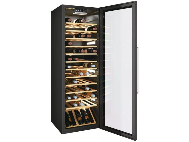 Cave à vin avec des bouteilles de vin à l'intérieur.