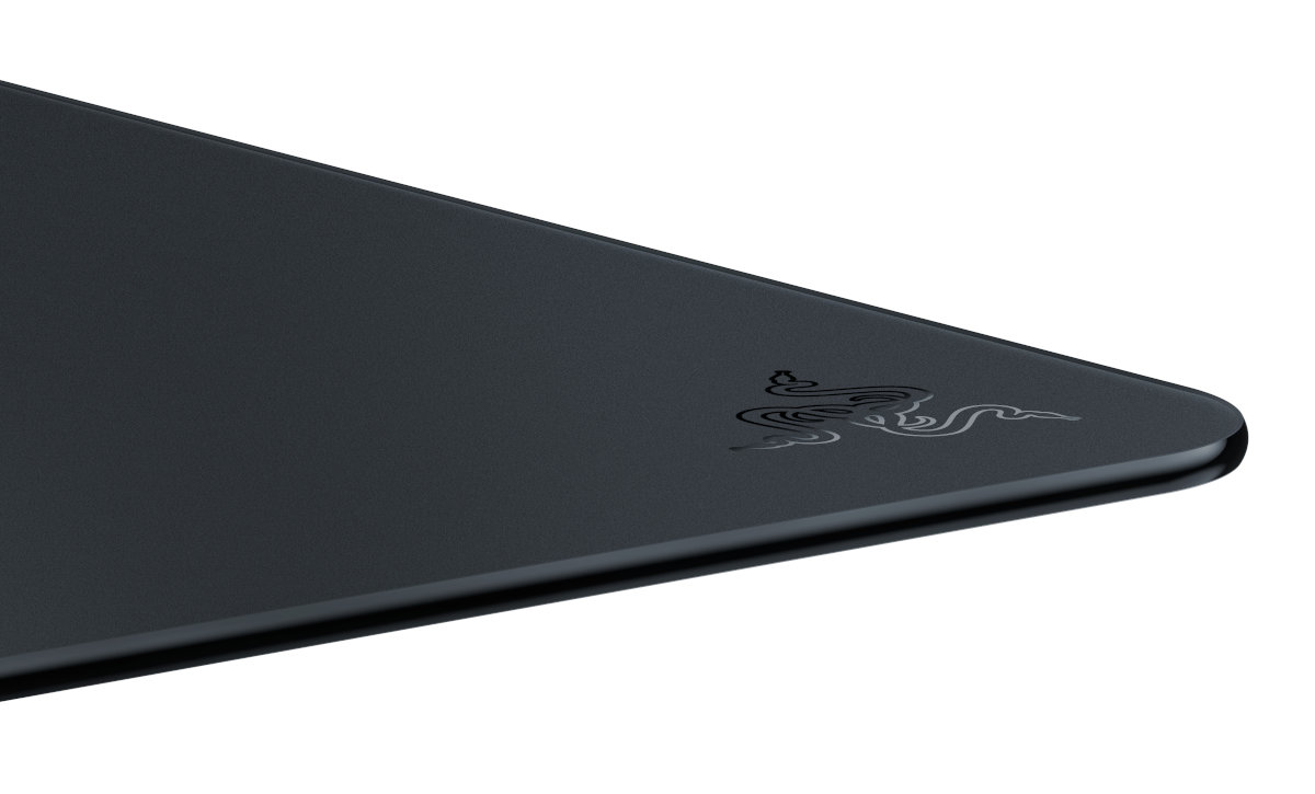 Czarna podkładka pod mysz Razer z logo w rogu na białym tle.