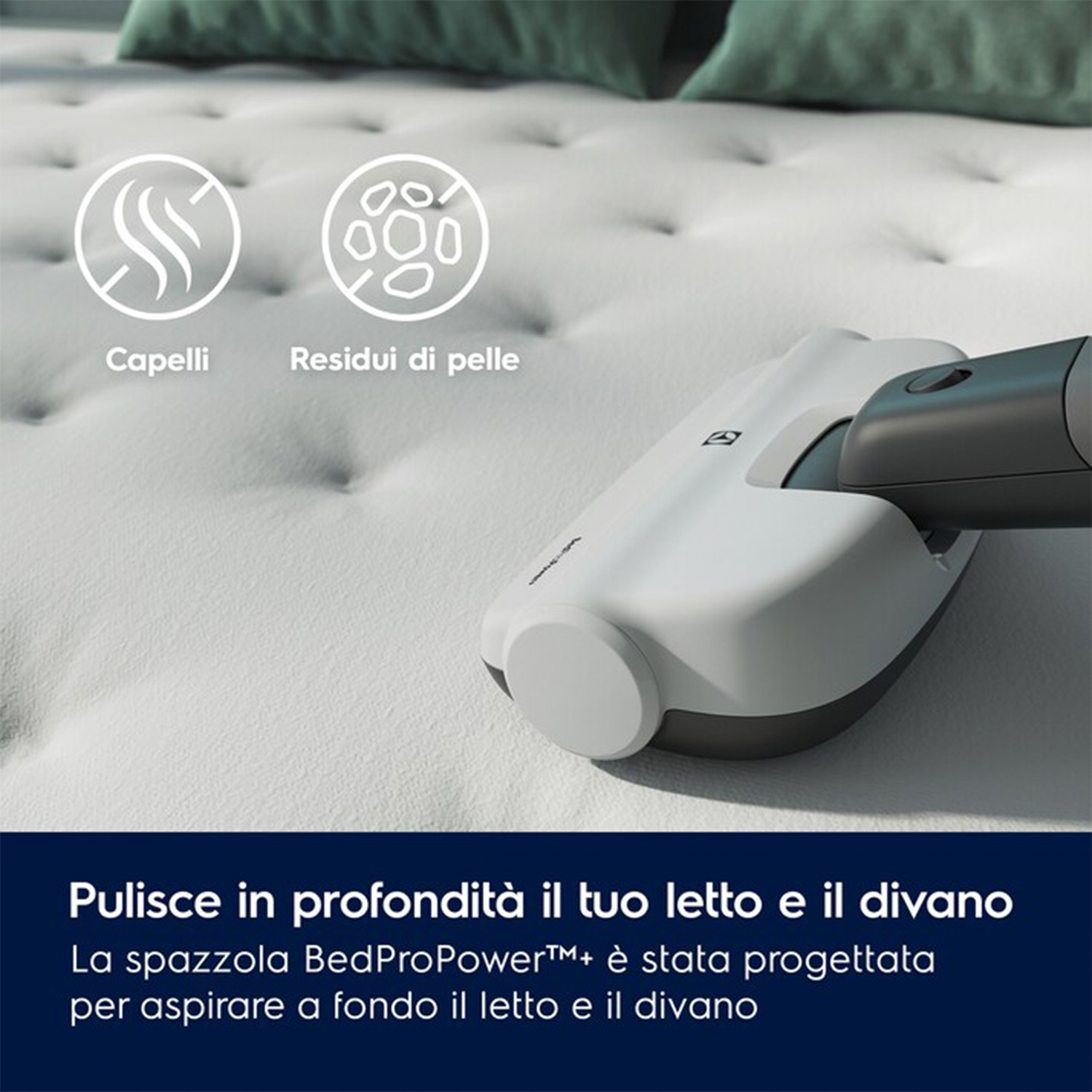 Una testina di aspirapolvere che pulisce un letto bianco.