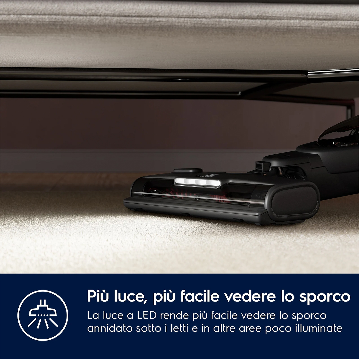 Testa dell'aspirapolvere su un tappeto, testo: 'Più luce, più facile vedere lo sporco'. Sfondo nero.