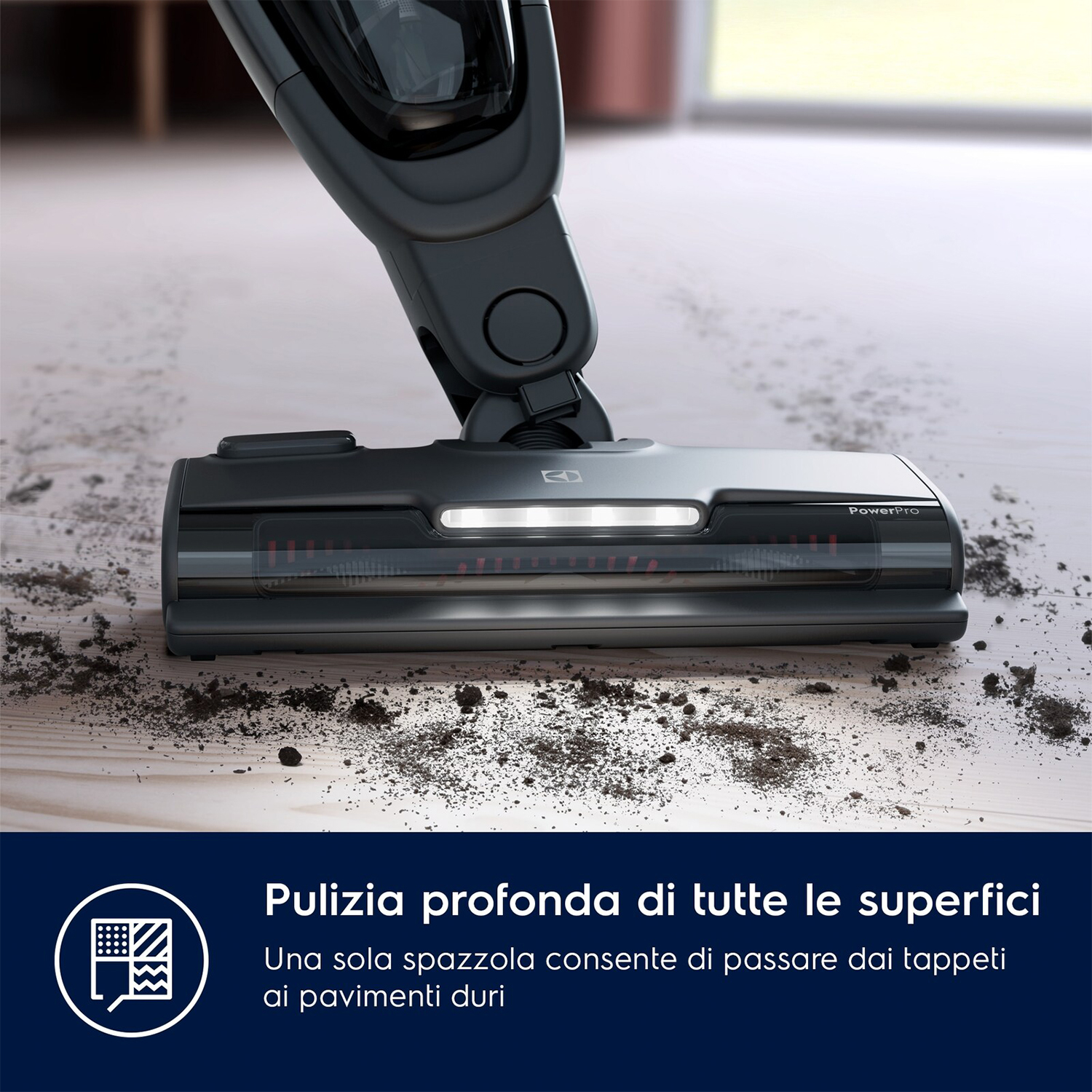 Testa dell'aspirapolvere che pulisce un pavimento con sporco e una sovrapposizione di testo.