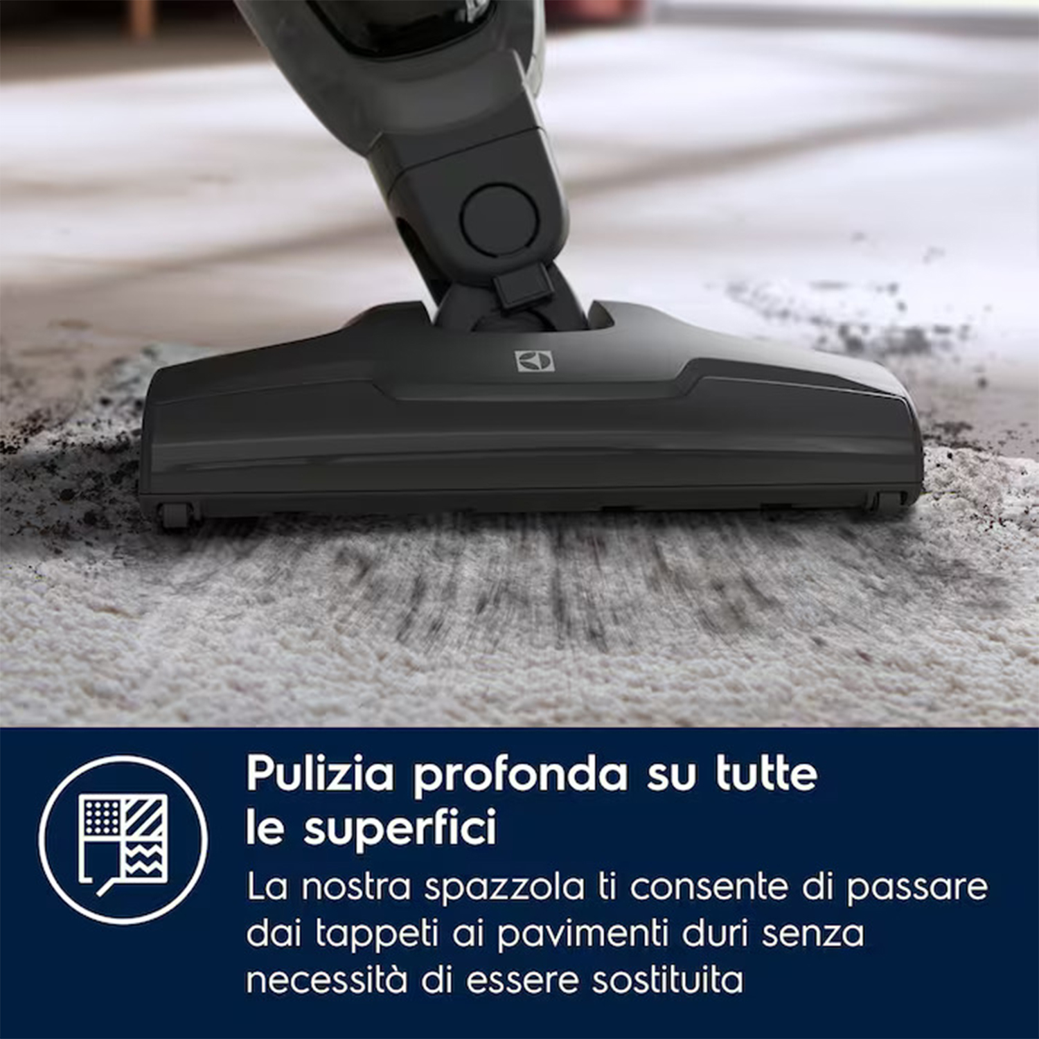 Testa di aspirapolvere che pulisce un tappeto bianco. Testo in italiano sulla pulizia profonda.