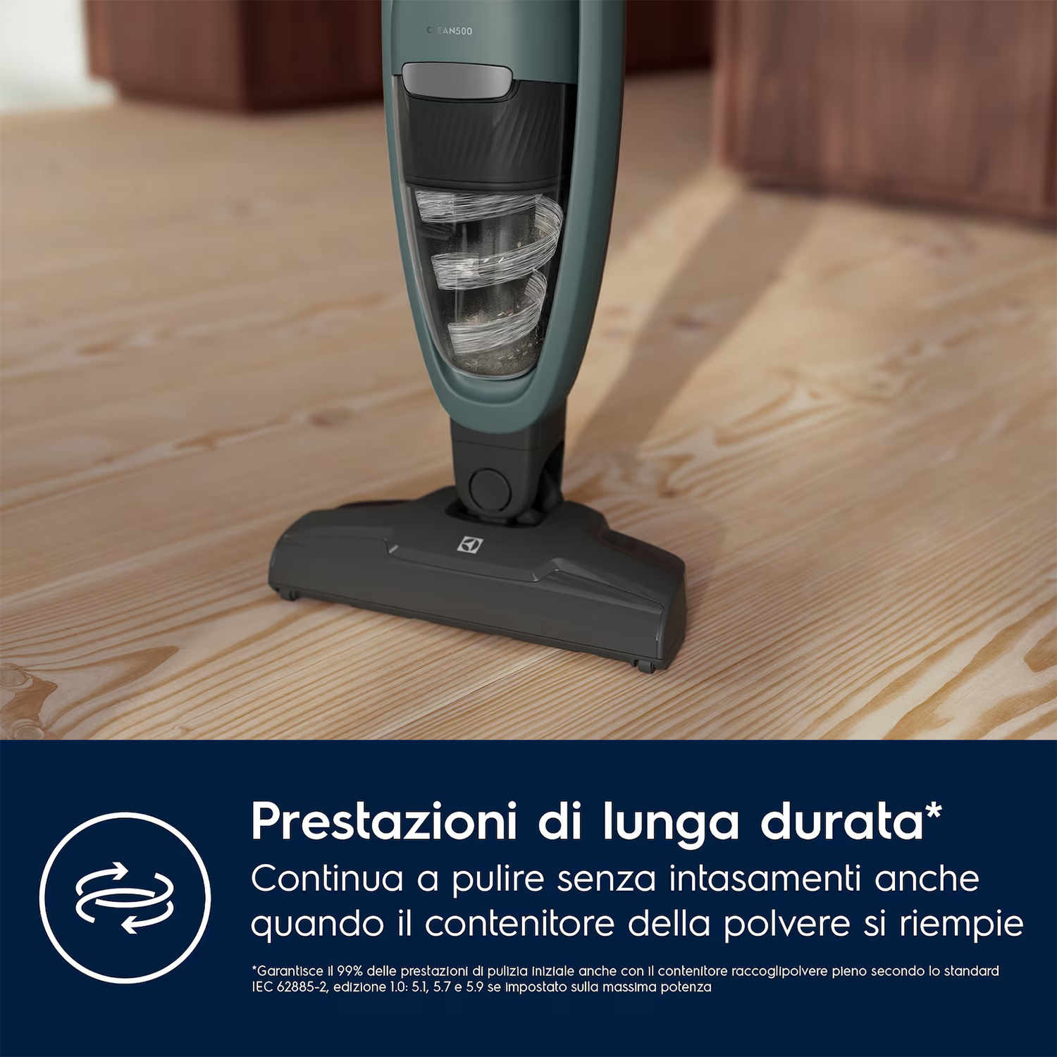 Un primo piano della testina dell'aspirapolvere. La polvere è visibile all'interno. Testo in italiano in basso.
