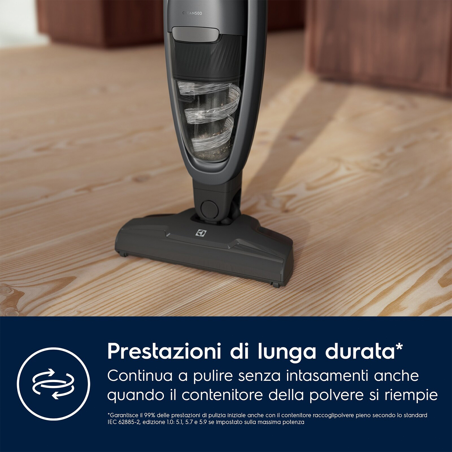Dettaglio aspirapolvere: nero, sezione trasparente con sporco. Sfondo pavimento in legno.