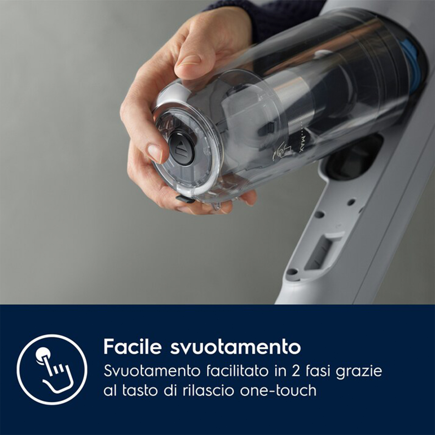 Mano che tiene un aspirapolvere senza fili, indicando il contenitore della polvere. Testo: Svuotamento facile. Rilascio one-touch.